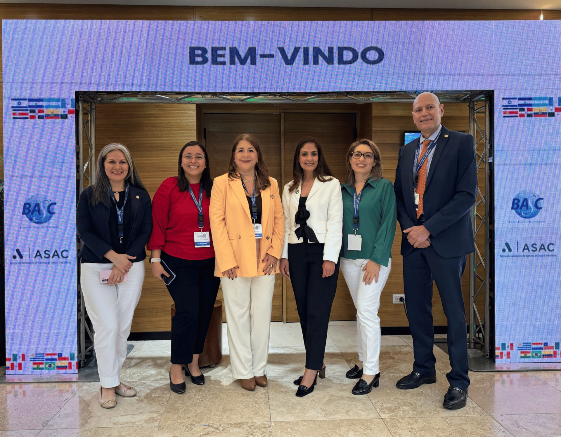 Representanes de BASC El Salvador y WBO presentes en el congreso ASODAA - ASAPRA. De izquierda a derecha: María Eugenia Peñate, auditora de certificación BASC; Yesenia Martínez, jefa de mercadeo y capacitaciones BASC EL Salvador; Beatriz Cerna, directora ejecutiva BASC El Salvador; Suzanne Lemaitre directora ejecutiva WBO; María de los Ángeles Navarrete, auditora de certificación BASC; y José Javier Ayala, presidente BASC El Salvador.