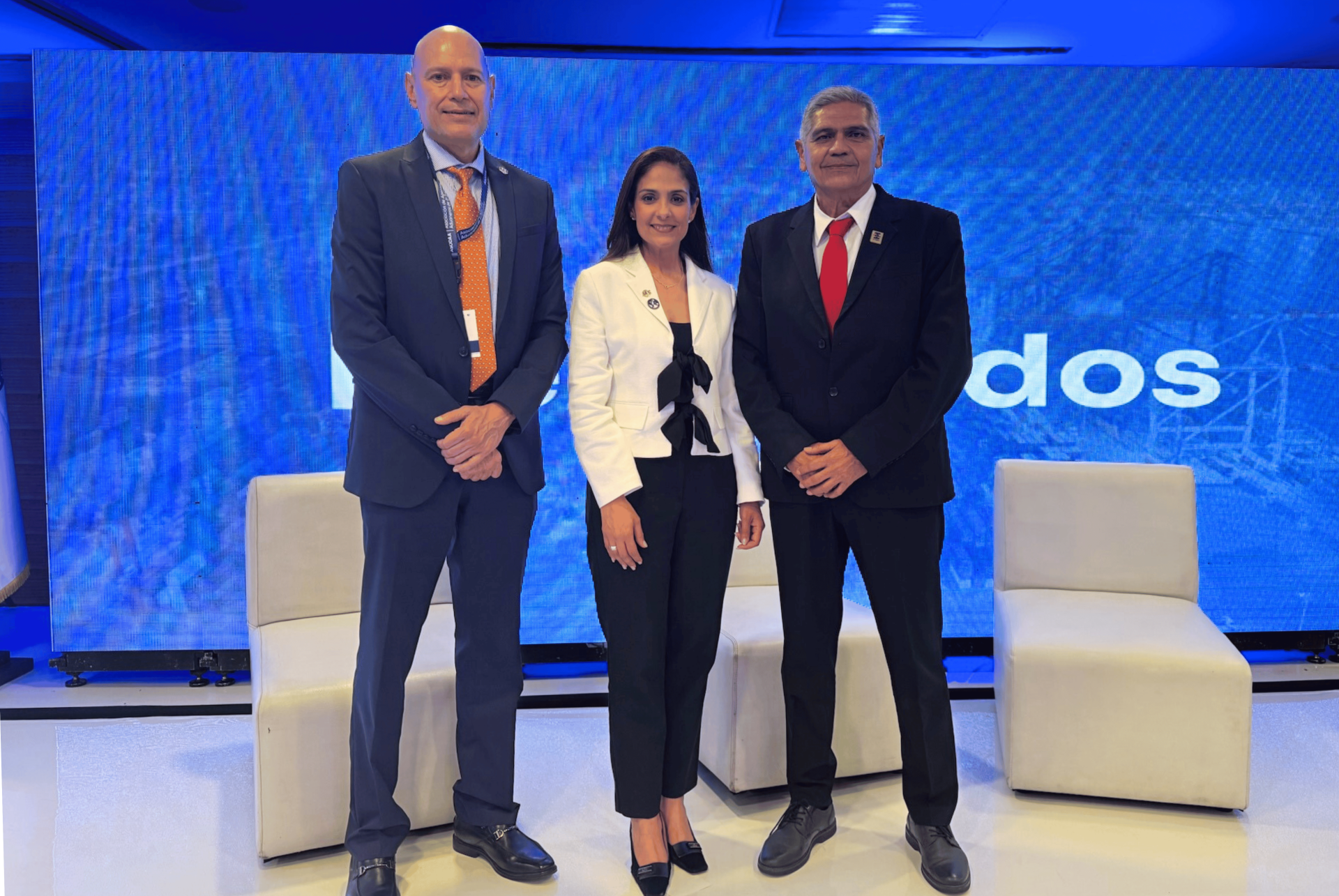 De  izquierda a derecha: Roberto Fuentes, José Javier Ayala, Mario Morán, y Fernando Romero, comentando sobre la interconectividad, innovación y seguridad en la logística del comercio internacional.