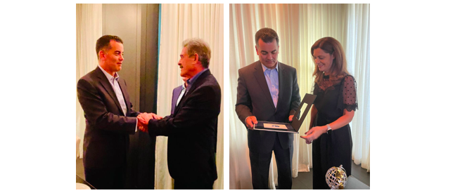 De izquierda a derecha, el Sr. Fermín Cuza, Presidente Internacional de WBO y la Sra. Mayra Hernández de Cavelier, Past President y Miembro Honorario de WBO, entregan reconocimientos al Comisionado Adjunto, Sr. Robert E. Peréz.