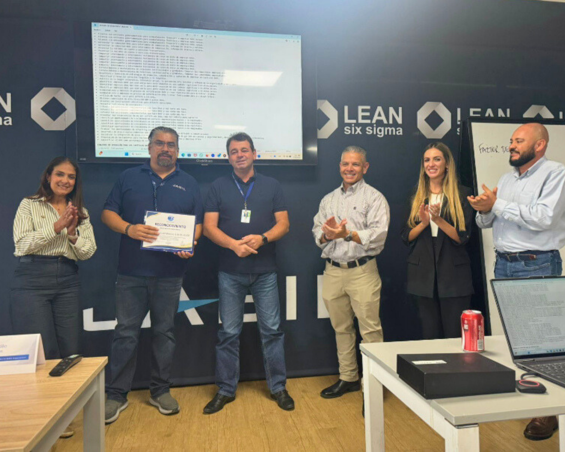 Entrega de reconocimiento BASC a Jabil en agradecimiento por ser anfitrión del segundo día de reuniones de la III Conferencia de Directores Ejecutivos BASC.