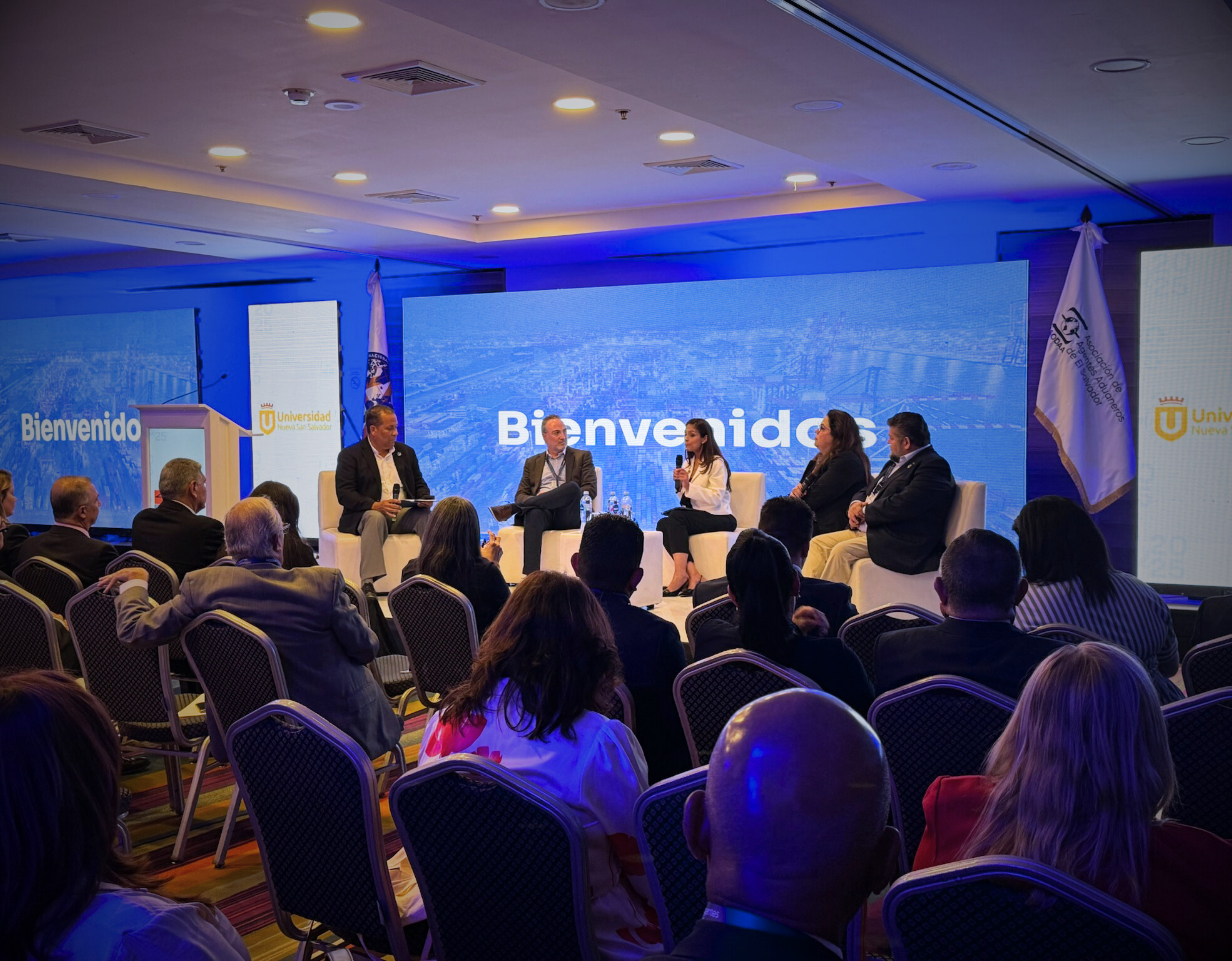 De izquierda a derecha: Nelson Brens, presidente ASAPRA; Víctor Almiray, director de cumplimiento aduanero y comercial para Latinoamérica de HUAWEI; Suzanne Lemaitre, directora ejecutiva WBO; Patricia Masella, presidenta AMECOMEX; y Moisés Solís Flores, vicepresidente ALACAT.