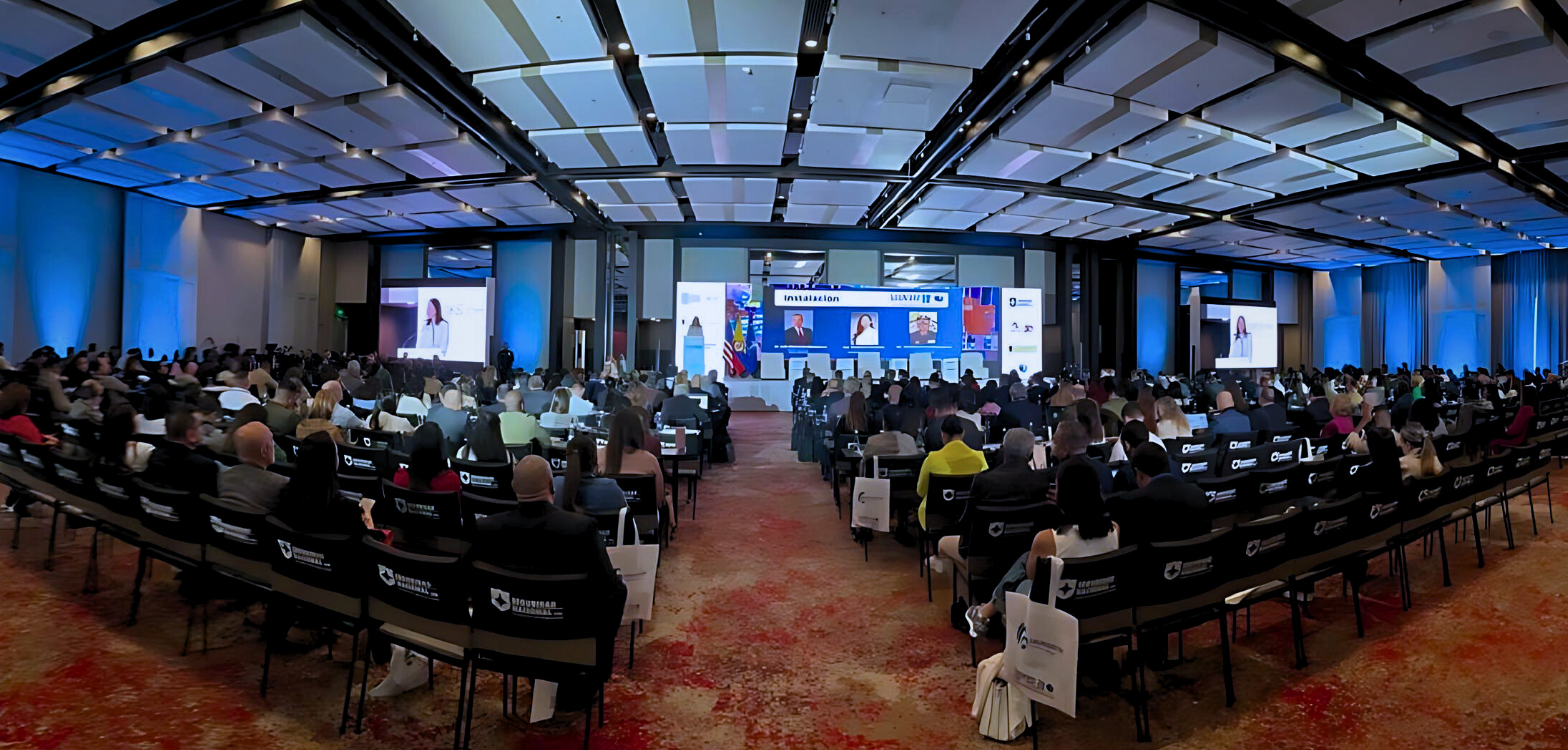 Suzanne Lemaitre, directora ejecutiva de WBO, durante su discurso de bienvenida en la instalación oficial del Congreso Nacional BASC Colombia 2025.