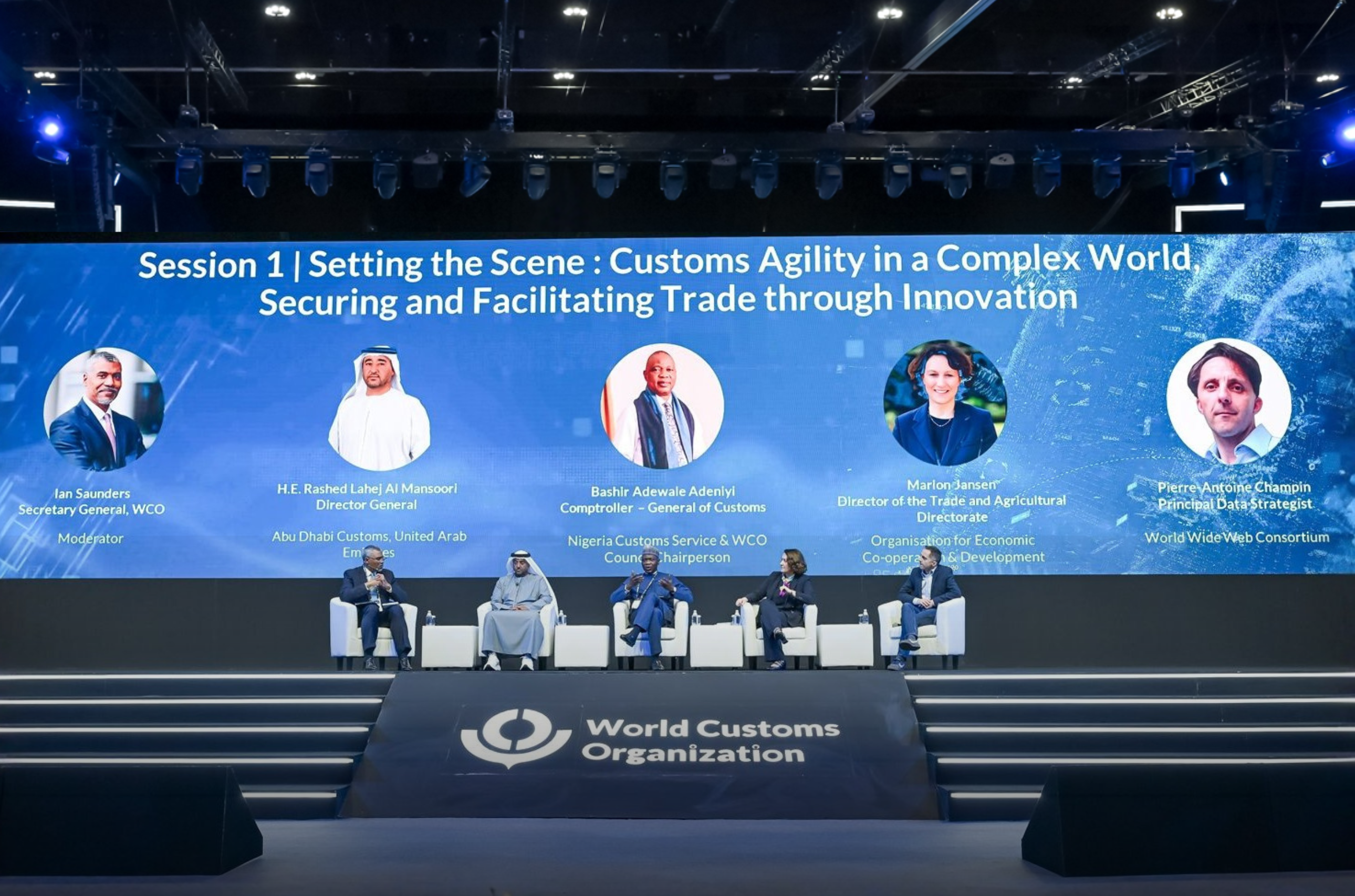Conferencia de apertura con Ian Saunders, Secretario General de la OMA; Rashed Al Mansoori, Director General de Aduanas de Abu Dabi; Bashir Adewale Adeniyi, Director General del Servicio de Aduanas de Nigeria y Presidente del Consejo de la OMA; Marion Jansen, Directora del Directorio de Comercio y Agricultura de la Organización para la Cooperación y el Desarrollo Económicos (OCDE); y Pierre-Antoine Champin, Estratega Principal de Datos del Consorcio World Wide Web.