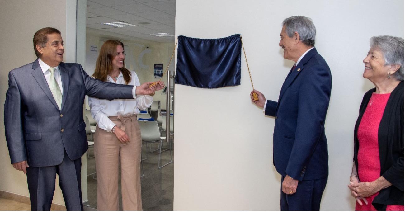 Momentos durante la revelación de la Aula Magna “Fermín Cuza” - Lima, Perú.