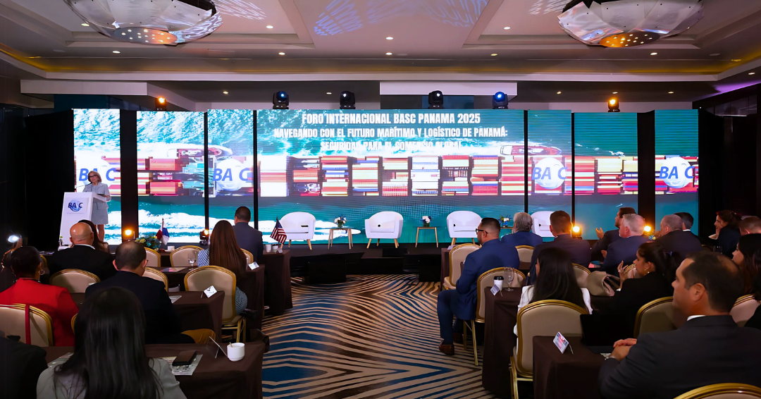 Instalación del Foro Internacional “Navegando con el Futuro Marítimo y Logístico de Panamá: Seguridad para el Comercio Global” a cargo de la Lic. Giomar González, directora ejecutiva de BASC Panamá.
