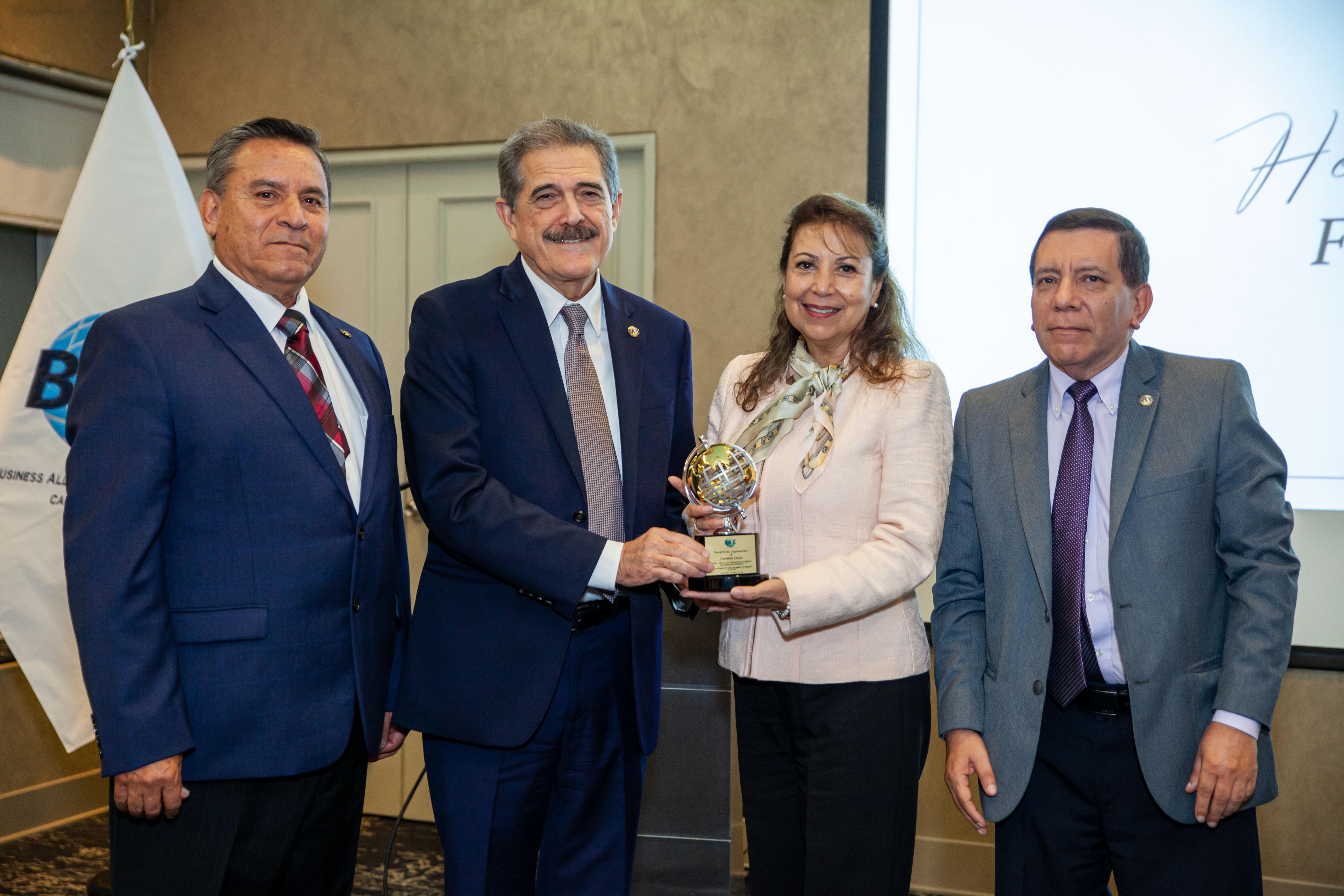 La Junta Directiva de WBO entrega reconocimiento al Sr. Fermín Cuza, en agradecimiento a más de 25 años de trabajo para BASC. Lo acompañan el Sr. Emilio Aguiar, Presidente de la Junta Directiva de WBO; entrega la Sra. Patricia Siles, Secretaria de la Junta Directiva de WBO y Ricardo Sanabria, Vicepresidente de la Junta Directiva de WBO.