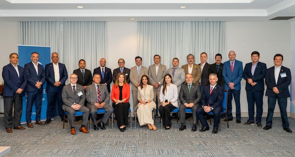 De pie, de izquierda a derecha: Mauricio Morales, Tomás Díaz, Armando Rivas, Raúl Villalobos, Oscar Andrade, Aldo Defilippi, Oscar Sánchez, Pedro Pablo Peña, Juan Ilich Pérez, Juan Ahumada, Juan David Osorio, Rubén Castillo, José Javier Ayala, José Manuel Solís, Walter López. Sentados, de izquierda a derecha: Luis Rellena, Emilio Aguiar, Mayra Hernández, Suzanne Lemaitre, María Isabel Chávez, Carlos Granados, Erik Moncayo.