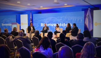 De izquierda a derecha: Nelson Brens, presidente ASAPRA; Víctor Almiray, director de cumplimiento aduanero y comercial para Latinoamérica de HUAWEI; Suzanne Lemaitre, directora ejecutiva WBO; Patricia Masella, presidenta AMECOMEX; y Moisés Solís Flores, vicepresidente ALACAT.