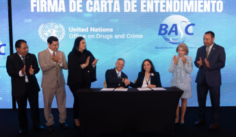 De izquierda a derecha: Raúl Villalobos, presidente BASC Panamá; Oscar Sánchez, presidente de la Junta Directiva de WBO; Soraya Valdivieso, directora general de la Autoridad Nacional de Aduanas Panamá; Erik Moncayo, presidente internacional WBO; Cristina Iampieri, jefa del Programa de Control de Carga y Pasajeros de la UNODC; Giomar González, directora ejecutiva BASC Panamá; y James L. Collins, Comisionado Adjunto de la Oficina de Asuntos Internacionales de CBP.