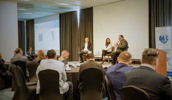 De izquierda a derecha: Victor Almiray, director de cumplimiento aduanero y comercial para Latinoamérica de HUAWEI; Suzanne Lemaitre, directora ejecutiva de WBO; y Octavio García, director de Planeación Estratégica del Consejo Regulador del Tequila, en el panel “Reflexiones y Experiencias Trabajando con el Grupo Regional del Sector Privado de la OMA”.