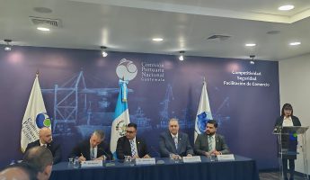 De izqueirda a derecha: Oscar Andrade, presidente de la Junta Directiva de BASC Guatemala; Erik Moncayo, presidente internacional de WBO; Mgtr. José Fernández Soriano, presidente de la Coordinación General de la Autoridad Designada del Sistema Portuario Nacional; Jorge Wellmann, director ejecutivo de BASC Guatemala; y Mgtr. Leonel Molina Cabrera, director general de la CPN.