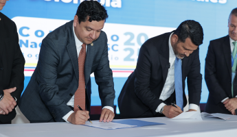 Momentos durante la firma del Convenio de Cooperación entre la DIAN y BASC Colombia. Firmantes: Oscar Sánchez. presidente de la Junta Directiva de BASC Colombia y de WBO;  Luis Eduardo Llinás, director (e) de la DIAN.