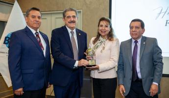 La Junta Directiva de WBO entrega reconocimiento al Sr. Fermín Cuza, en agradecimiento a más de 25 años de trabajo para BASC. Lo acompañan el Sr. Emilio Aguiar, Presidente de la Junta Directiva de WBO; entrega la Sra. Patricia Siles, Secretaria de la Junta Directiva de WBO y Ricardo Sanabria, Vicepresidente de la Junta Directiva de WBO.