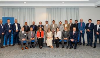 De pie, de izquierda a derecha: Mauricio Morales, Tomás Díaz, Armando Rivas, Raúl Villalobos, Oscar Andrade, Aldo Defilippi, Oscar Sánchez, Pedro Pablo Peña, Juan Ilich Pérez, Juan Ahumada, Juan David Osorio, Rubén Castillo, José Javier Ayala, José Manuel Solís, Walter López. Sentados, de izquierda a derecha: Luis Rellena, Emilio Aguiar, Mayra Hernández, Suzanne Lemaitre, María Isabel Chávez, Carlos Granados, Erik Moncayo.